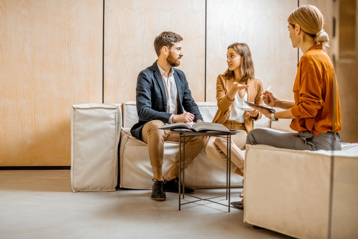 analyst explaining to couple the 3 most common challenges to patient financial responsibility